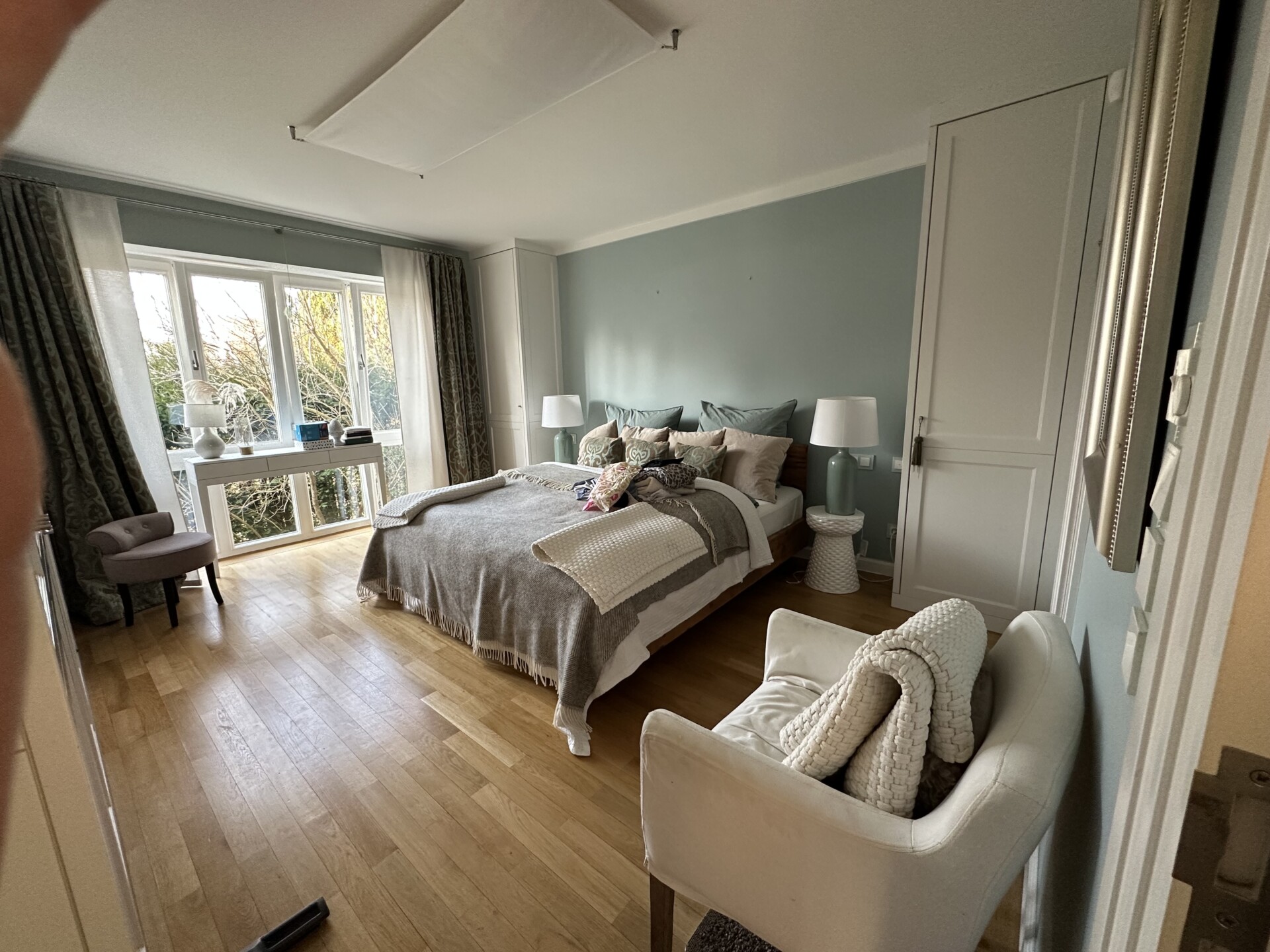 Auf dem Bild ist ein frisch gestrichenes Schlafzimmer zu sehen. Das Schlafzimmer wurde von der Firma Malermeister HZ in Mintgrün gestrichen.